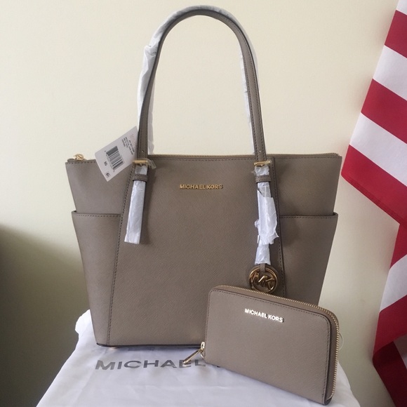 Michael Kors Handbags - NWT Michael Kors Jet Set Tote With Flat Wallet